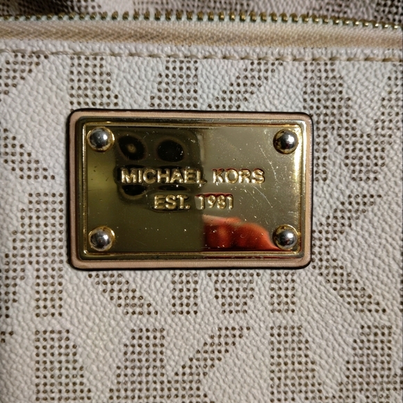 💥CLOSING Nov.1 SALE💥 Michael Kors MK Purse & matching Wallet - Picture 3 of 16